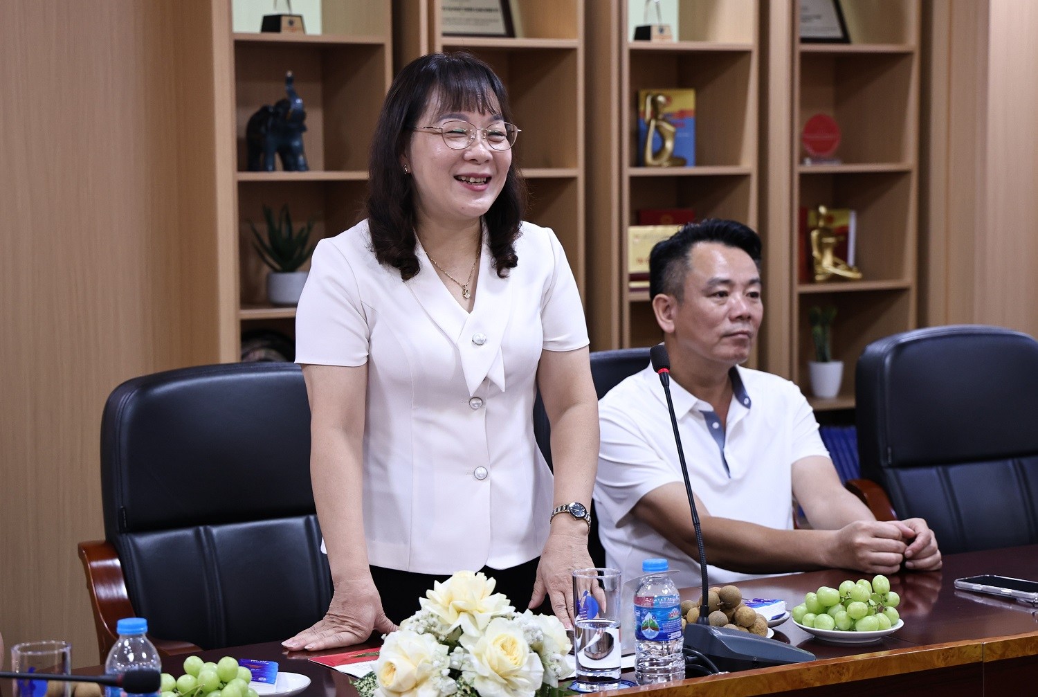 Bà Đàm Thu Hằng - Bí thư Đảng ủy, Chủ tịch HĐND Xã Hòa An phát biểu cảm ơn Cảng Đình Vũ